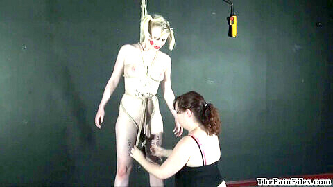 Satine Spark, la modella bionda fetish, si diverte con la sua dominatrice lesbica in una sessione di bondage selvaggio