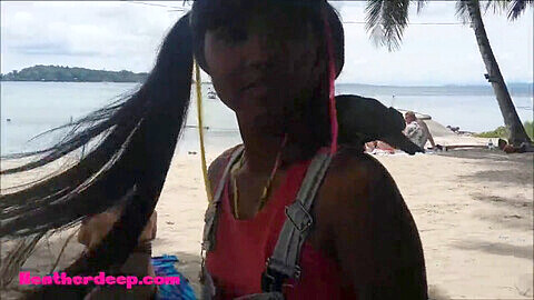 Adolescente tailandesa disfruta de un día en la playa y hace una mamada profunda con un final desordenado