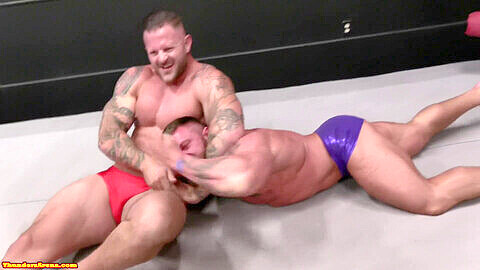 Tank se enfrenta a Mack en una intensa pelea de wrestling europeo