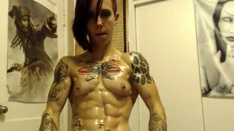 Young fem bodybuilder shows tits and pussy
