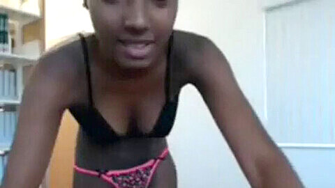 Spettacolo in webcam in biblioteca con una sexy teen di colore che va hardcore