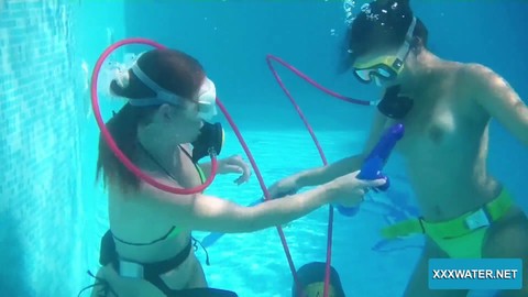 Deux lesbiennes hongroises ultra chaudes s'amusent avec des jouets et s'embrassent sous l'eau dans la piscine