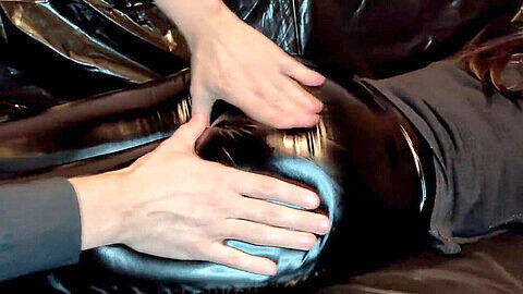 Massage sensuel et éjaculation sur un cul séduisant en leggings en cuir