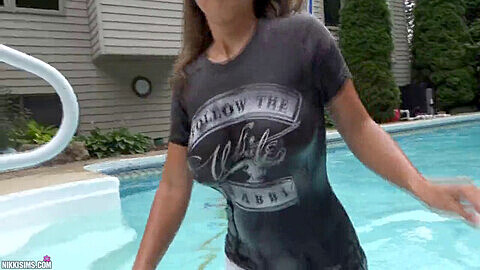 ¡Nikki Sims limpia la piscina en topless, mostrando sus impresionantes tetas grandes en la película completa!