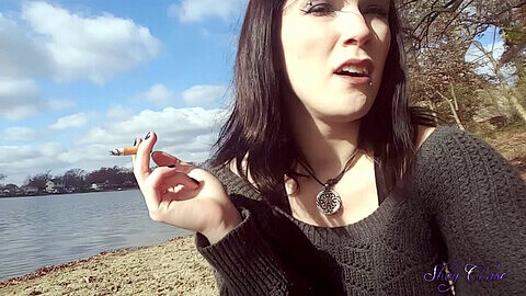 Shay Haunt fuma y da una mamada profunda al lado del lago