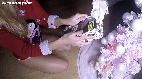 Il mio regalo di Natale: giovane ragazza arrapata cavalca un dildo come una professionista
