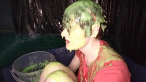 Jennifer se fait recouvrir de slime vert en portant un t-shirt et un short