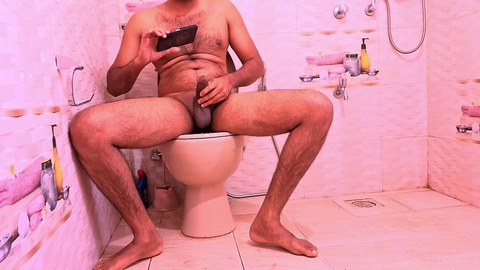 La coppia birichina dello Sri Lanka si diverte con giochi erotici in bagno tra docce dorate