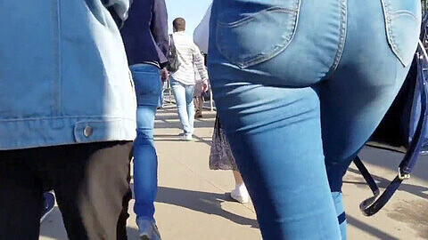 Feuriger Arsch in sexy blauer Jeans