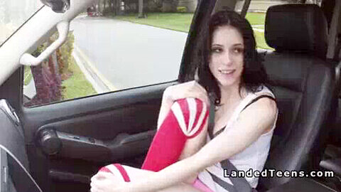Joven chica de escuela teniendo sexo en coche en punto de vista