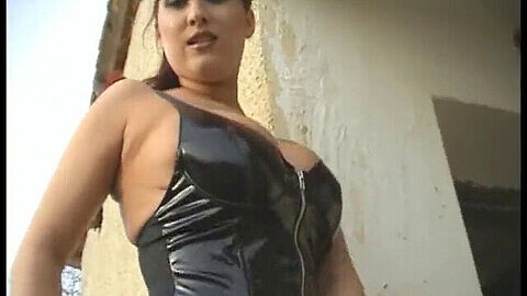 ¡La dominatrix tetona Vendy muestra sus impresionantes curvas en lencería, burlándose con sus enormes pechos Checos!