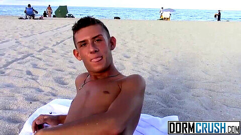 Joven delgado Tyler Eaten recogido en la playa nudista