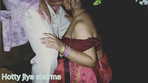 Indische Bhabhi mit Sasur genießt die Aktion der natürlichen Titten mit einer familiären Tabu-Sexvibes