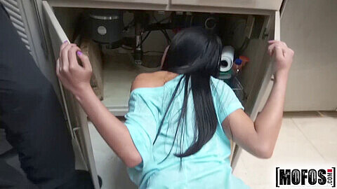 La giovane asiatica Cindy Starfall pulisce i tubi in cucina per "Don't Break ME"