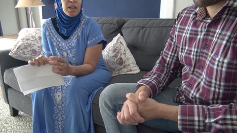 La traviesa empleada siria le hace un rimjob a la cachonda milf británica durante la entrevista de trabajo.