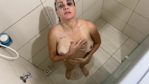 Spettacolo bollente sotto la doccia di una MILF provocante per i suoi fan
