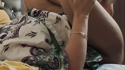 Eine geile indische Ehefrau befriedigt ihre Bedürfnisse mit Deepthroat und leidenschaftlichem Sex, während ihr Ehemann nicht da ist.