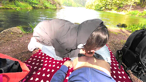 Mi novia asiática Asyaxash me hace una mamada profunda cerca del lago público