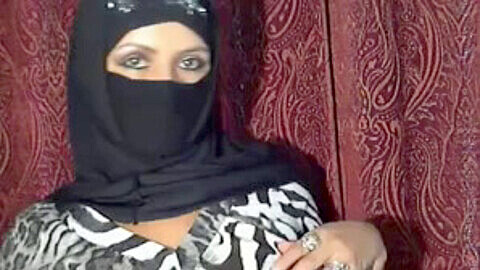 Una ragazza araba con l'hijab mostra grandi tette