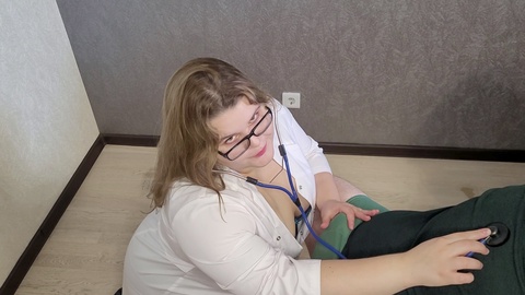 Una traviesa enfermera con generoso busto examina una erección palpitante mientras usa guantes.