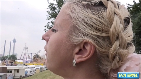 Eva Engel : Ejaculation interne publique lors d'un carnaval