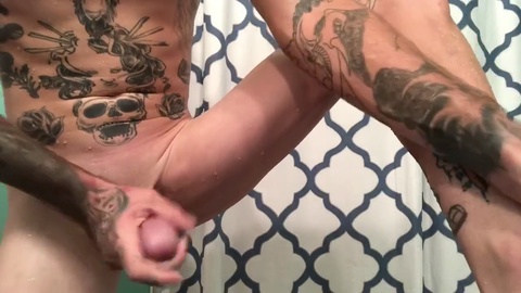 Un chico tatuado con una intensa energía sexual se afeita y se complace a sí mismo.