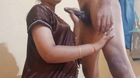 Le beau-fils prête main forte à la belle-mère indienne en cuisine