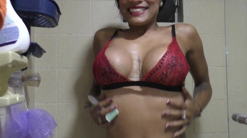 Rianna Reyes, eine heiße Latina mit großen Titten, rasiert sich die Muschi und genießt eine heiße Dusche aus der Nähe heraus!