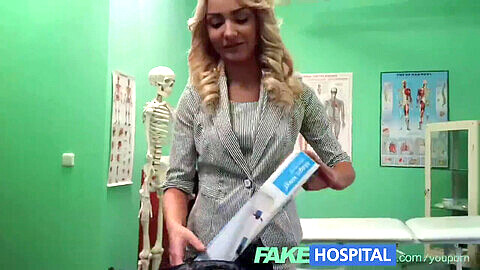 Verkäuferin wird dabei erwischt, wie sie im FakeHospital einem verkaterten Arzt Pillen mit ihrer Muschi verkauft - weitere Videos auf USHotCams