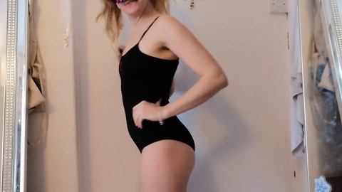 Sublime blonde en essayage sexy de maillots de bain