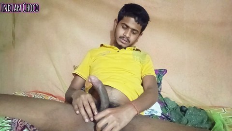 Ragazzo Desi che si masturba per la sua ragazza durante una videochiamata