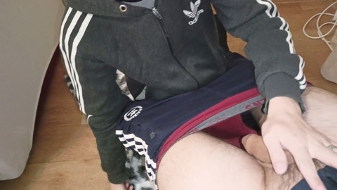 ¡Un chico heterosexual chupa una enorme polla en un discreto encuentro con Adidas!