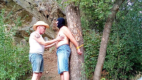 Sumisión de esclavo gay en el bosque
