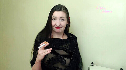Gypsy Dolores verabschiedet sich von OnlyFans mit ihrem verführerischen Raucherfetisch-Video, inhale 56!