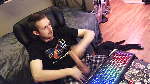 Unbeschnittener Junge befriedigt sich vor der Webcam (ohne Ejakulation) in einer heißen Homo-Show