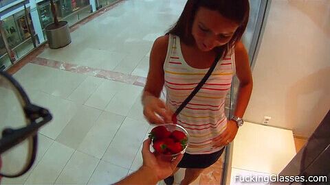 Promesita genießt eine köstliche Erdbeer-Fickerei auf einer öffentlichen Toilette