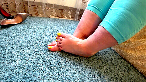 Mature BBW shows off her plump soles in stilettos for foot fetishists!