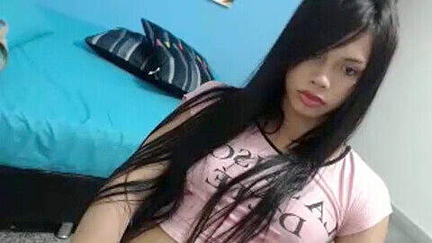 Bella trans latina dotata di un enorme cazzo in uno spettacolo in webcam bollente