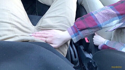 Estudiante traviesa le hace una mamada desordenada al conductor del auto al no poder pagar el pasaje