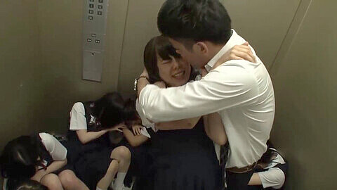 Coincées dans l'ascenseur, des étudiantes asiatiques sont baisées et maltraitées.