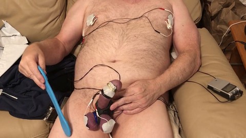 Une puissante session BDSM estim entraîne un orgasme explosif sans les mains après une intense punition des testicules et du pénis.