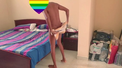 Il giovane gay twunk si gode due sborrate e si asciuga dopo una doccia