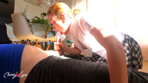 Épouse coquine prend une éjaculation faciale pendant une chaude session de cybersexe