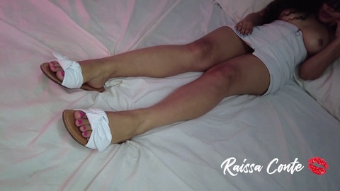 Verführerische Füße in Sandalen lassen den Schwanz des Mannes explodieren - Footjob mit Raissa Conte