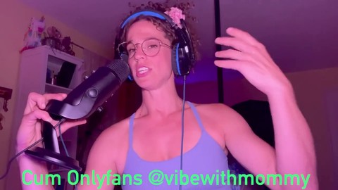 Una signora viziosa raggiunge l'orgasmo mentre segue con entusiasmo un intenso countdown JOI di VibeWithMommy