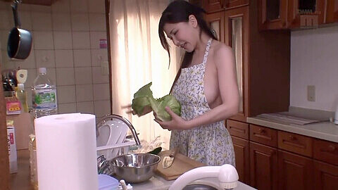 Sexe brutal dans la cuisine avec Anri Okita aux gros seins japonais