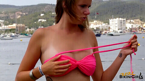 Jeune femme se déshabille sur la plage pendant ses vacances !